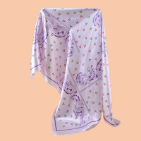 Écharpe carrée personnalisée avec logo 90x90cm - Imprimé bleu paisley et cerise rouge, impression sérigraphique sur satin polyester brillant