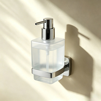 Distributeur de savon liquide mural moderne en alliage de zinc chromé Metalique 51025B-CR avec base carrée et verre dépoli pour hôtel, salle de bain, toilettes