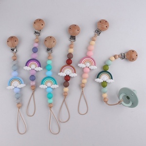 Catenella Portaciuccio in Silicone Alimentare Senza BPA con Clip in Legno di Faggio, Design Arcobaleno, Massaggiagengive per Neonati 0-12 Mesi - Product Image 2