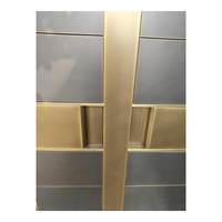 Porte coulissante horizontale sur mesure en laiton massif de qualité supérieure, finition or antique, design élégant et minimaliste, pour cour moderne et villa.