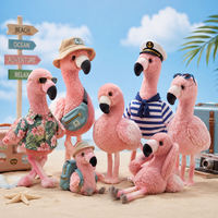 Peluche Flamant Rose Personnalisée pour Voyage en Bord de Mer, Sac Bandoulière Chapeau de Paille Uniforme de Capitaine, Jouet de Vacances à la Plage