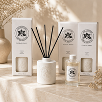 Diffuseur de parfum en céramique blanche de 200 ml personnalisé par Arovi-Factory, avec bâtonnets noirs et boîte cadeau avec fenêtre.