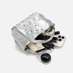 2025 thiết kế mới kim loại lá cỏ ba lá mô hình đa mục đích chuỗi Crossbody Vai Túi với Xô Hình dạng - Product Image 5