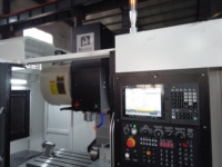 Centre d'usinage vertical CNC FANUC BT40 VMC1160 à haute capacité de charge, capacité de table de 500 kg pour composants industriels lourds