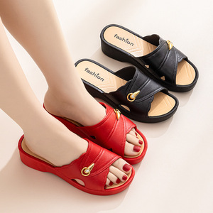 Sandales compensées en PVC pour femmes, résistantes à l'usure, à semelle épaisse, à enfiler, à plateforme haute, pour la maison, style « une seule pièce », chaussures pour mamans, pantoufles ouvertes - Product Image 5