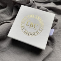 Boîte d'emballage à tiroir coulissant blanche pour bijoux - Boîte rigide personnalisée avec estampage à chaud doré pour broches et colliers