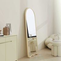 Miroir de maquillage sur pied en verre, style crème nordique moderne, avec cadre en tissu doux, forme arquée irrégulière et ondulée, pleine longueur