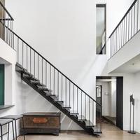 Escalier sur mesure 2026 avec rampes en bois, verre et aluminium - Design moderne pour villa haut de gamme