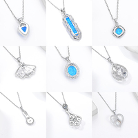 Pendentifs d'opale en argent sterling 925: Artisan forgé avec un moulage à la cire perdue, présentant le feu d'opale dans des décors floraux gravés à la main