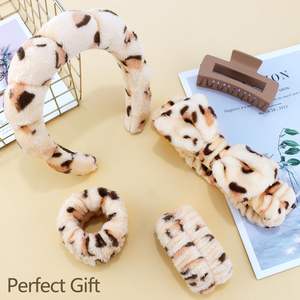 مجموعة ترويجية للعناية ببشرة الوجه سوار معصم مخملي سبا عصابة رأس فهد - Product Image 3