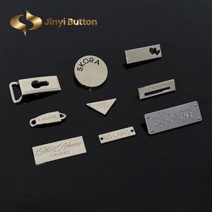 Jinyi nhà máy thương hiệu tùy chỉnh Bạc Vàng logo nhãn mũ giày túi quần áo Khắc dập nổi kim loại logo nhãn <span class=keywords><strong>tag</strong></span> tên tấm - Product Image 1