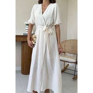 Elegante Vestido de Lino Beige con Cuello Cruzado, Cuello en V, Corte Holgado, Tejido Transpirable, para Uso Diario Informal - Product Image 1