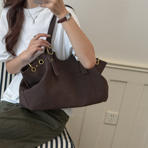 Wildleder-Tragetasche mit Ösen für Damen, neue trendige modische Schultertasche mit großem Fassungsvermögen, vielseitige und stilvolle Nieten-Biker-Handtasche - Product Image 5