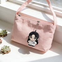 Porte-clés en peluche personnalisé en gros, poupée en peluche personnage fille avec badge en peluche, pendentif, usine OEM, livraison rapide