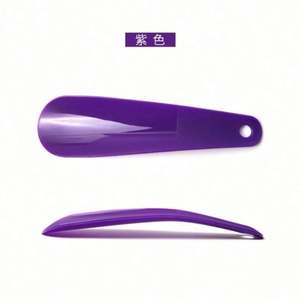 Decoración del hogar colorido plástico zapato cuerno corto pequeño logotipo personalizado Color hogar fácil uso zapato cuerno - Product Image 4