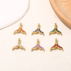 Breloques en forme de queue de sirène |   Pendentifs queue de baleine en émail en acier inoxydable plaqué or PVD 18 carats pour enfants, avec zircon, thème vie marine océanique - Product Image 4