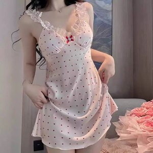 Chemise de nuit camisole à motif cœurs pour femme, sans manches, en satin, imprimé cœurs rouge et noir, vêtement de détente pour la maison, en soie glacée lisse - Product Image 1