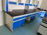Banc de laboratoire en acier et bois avec plateau en résine époxy et armoire de rangement pour laboratoire universitaire