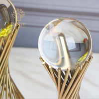 Boule de cristal de luxe avec support métallique pour décoration intérieure, vente en gros, conception de bâtiment flexible, Guangzhou