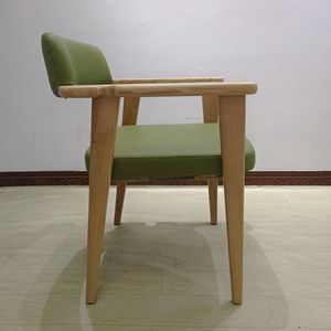 Silla de madera maciza con tapicería de cuero para sala de estar y comedor - Product Image 2