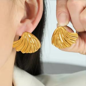 ต่างหูสตั๊ดทรงเปลือกหอยลายคลื่นน้ำ สแตนเลสสตีลชุบทอง 18K กันน้ำ ไม่หมอง ทันสมัย สำหรับผู้หญิง - Product Image 4