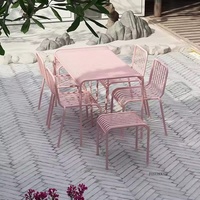 Tables et chaises d'extérieur modernes et simples en fer forgé pour les loisirs de plage ou le café dans le style d'un magasin de thé au lait
