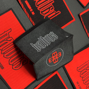 Diseño privado personalizado, etiqueta de tela tejida de cuello pequeño para camisetas, diseño privado, técnica bordada doblada en el centro personalizada - Product Image 1