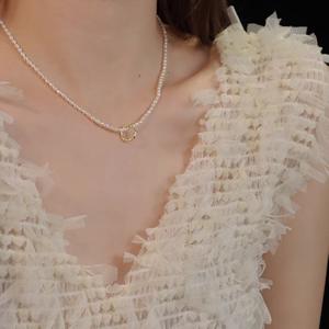 Collier rétro tendance pour femme avec perle d'eau douce naturelle, chaîne de clavicule, design de niche, texture de grain de millet - Product Image 1