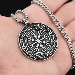 Yunnique – collier avec pendentif flocon de neige en acier inoxydable pour hommes, bijoux cadeau à la mode, design rond avec breloque - Product Image 4