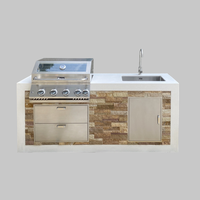 Îlot de cuisine extérieur en pierre empilée, directement de l'usine, avec barbecue à gaz 5 brûleurs intégré, évier en acier inoxydable et tiroirs de rangement
