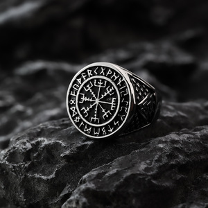 Anillo de hombre de acero inoxidable estilo vikingo nórdico y único con diseño de brújula rúnica, joyería de estilo hip hop, regalo. - Product Image 2
