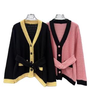 Venta al por mayor 2025 cárdigan de alta calidad con cuello de pico para mujer estilo casual tendencias de la moda de invierno abrigo con botones de bloque de color patrón sólido - Product Image 1