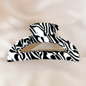 Clips de garra de nuevo diseño YJL, clips de garra de pelo de color Vaca, clips de garra de pelo recortados medianos en blanco y negro para mujer - Product Image 6