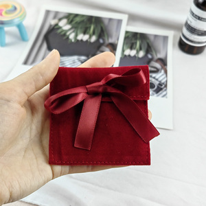 Pochette de présentation de bijoux en velours luxueux avec rabat, pochette cadeau en faux daim avec logo personnalisé pour bijoux - Product Image 1