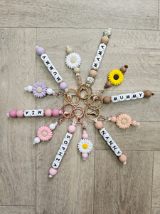 Llavero Personalizado con Flores, Regalo para Mamá, Tía, Hermana, Amiga, Dama de Honor, Abuela, Niñera, Novia - Product Image 1