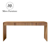 Bureau d'ordinateur design moderne pour hôtel, mobilier nordique en bois naturel avec rangement et tiroirs, secrétaire