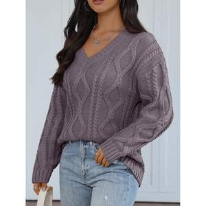 Jersey extragrande de punto de Cable acogedor personalizado 2025, ropa de invierno con cuello en V y bonito logotipo en la parte delantera suave para mujer - Product Image 2