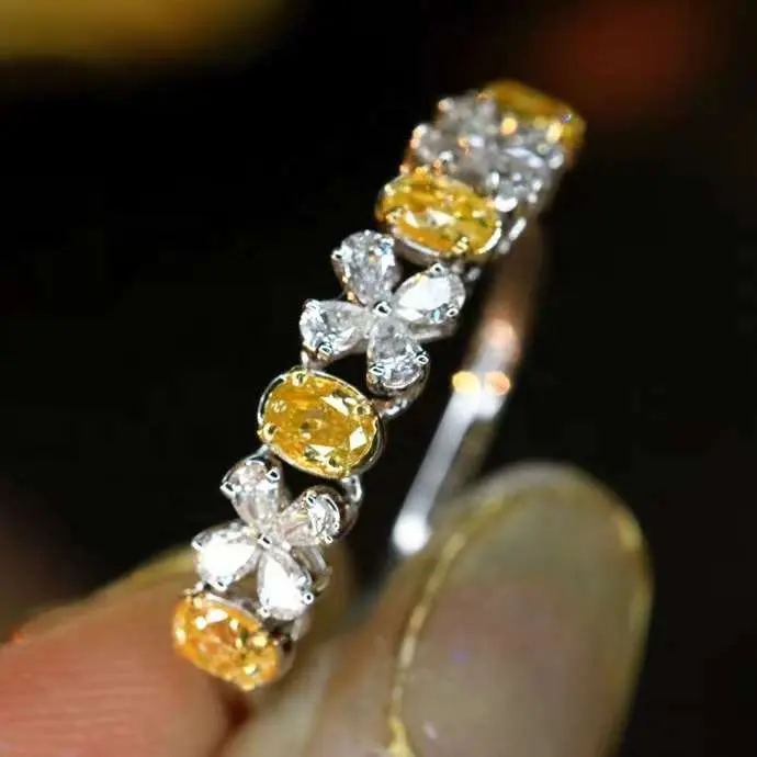 Xinfly 18 Karat Gold vier blättriges Kleeblatt Weißer Diamant und ovaler gelber Diamant Ehering Frau Schmuck Stapel Trend Fingerring