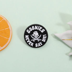 Goonies sagen nie sterben Emaille Pin Punk Schädel und Schwerter Halloween Brosche Revers Abzeichen Schmuck Geschenk Großhandel - Product Image 2