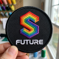 Patchs brodés personnalisés au design moderne, logo arc-en-ciel vibrant, applique futuriste pour vêtements, fabricant de badges en tissu personnalisés