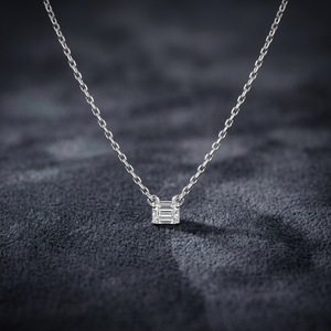 Collier pendentif de luxe pour femme en or blanc 18 carats avec diamant de laboratoire taille émeraude et plaqué rhodium, idéal pour le quotidien - Product Image 2