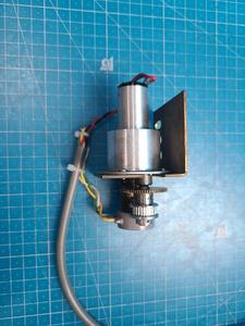 Ensemble moteur à engrenages CC et potentiomètre COPAL JP-30 + LC22G-107, d'occasion, pièces d'équipement semi-conducteur d'époque - Product Image 2