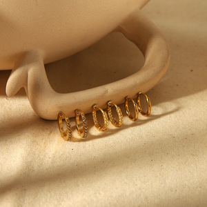 Aros de Oro de 18k y Acero Inoxidable con Diseño Geométrico de Diamantes en Canal, Joyería de Moda para Mujer - Product Image 1