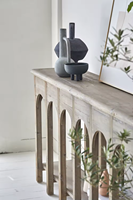 Meubles de salon rustiques minimalistes architecturaux français présentant une table décorative de console vintage côte à côte en bois