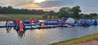 Parc aquatique gonflable avec parcours d'obstacles flottant et plateforme de trampoline pour adultes et enfants, idéal pour les lacs et les centres de villégiature