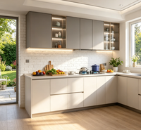 Armoires de cuisine modernes gris mat et crème sans poignées avec étagères éclairées par LED pour une maison minimaliste