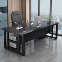 Bureau de direction moderne de luxe pour une personne, table de conférence minimaliste, poste de travail informatique