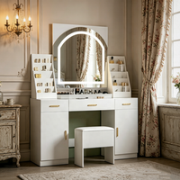 Coiffeuse blanche avec miroir LED cintrée, grands tiroirs de rangement, armoires, étagères à maquillage, poignées dorées et tabouret pour chambre à coucher