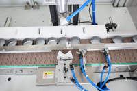 Machine d'assemblage de bouchons entièrement automatique professionnelle pour bouteilles en plastique/contenants de boissons