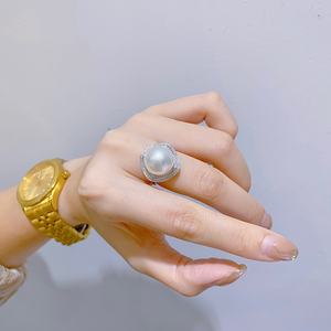 Anillo de Plata de Ley 925 con Incrustaciones de Perlas Naturales, Diseño Versátil, Resistente, Anillo Redondo de 12-13 mm, Marca Privada con Licencia - Product Image 4